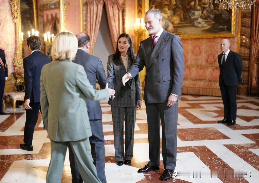 年底了，王后的班味有点重啊！前天出席赫罗纳公主基金会理事会会议，像是年底的总结会