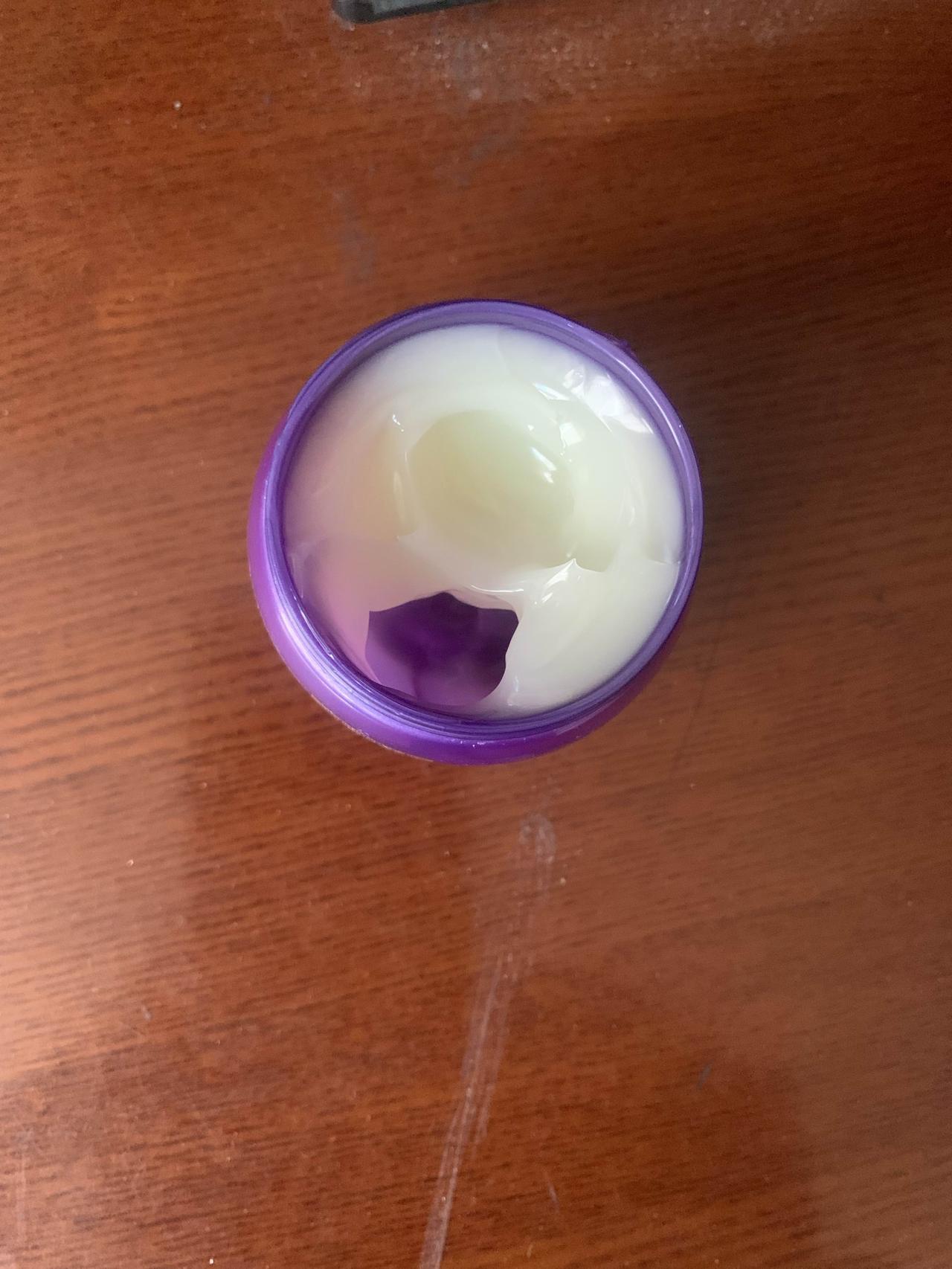 我要打假，大家看看我买的这瓶搓脸油，一小瓶好几百块钱，打开一看满满的，盖上都是。