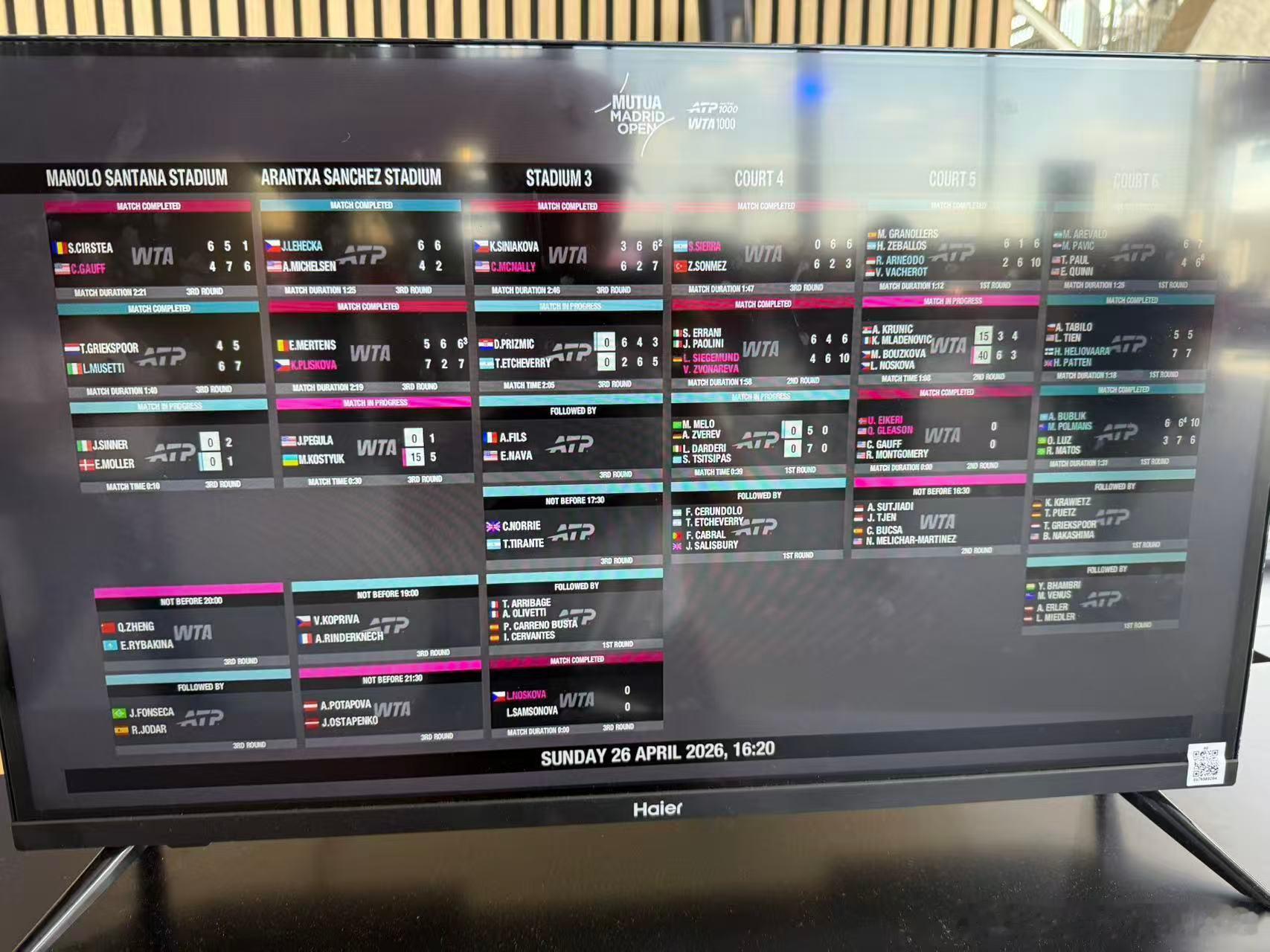 请静等官方消息 我这边不确定收到你们说的“郑钦文退赛”消息（图1），我请现场粉丝