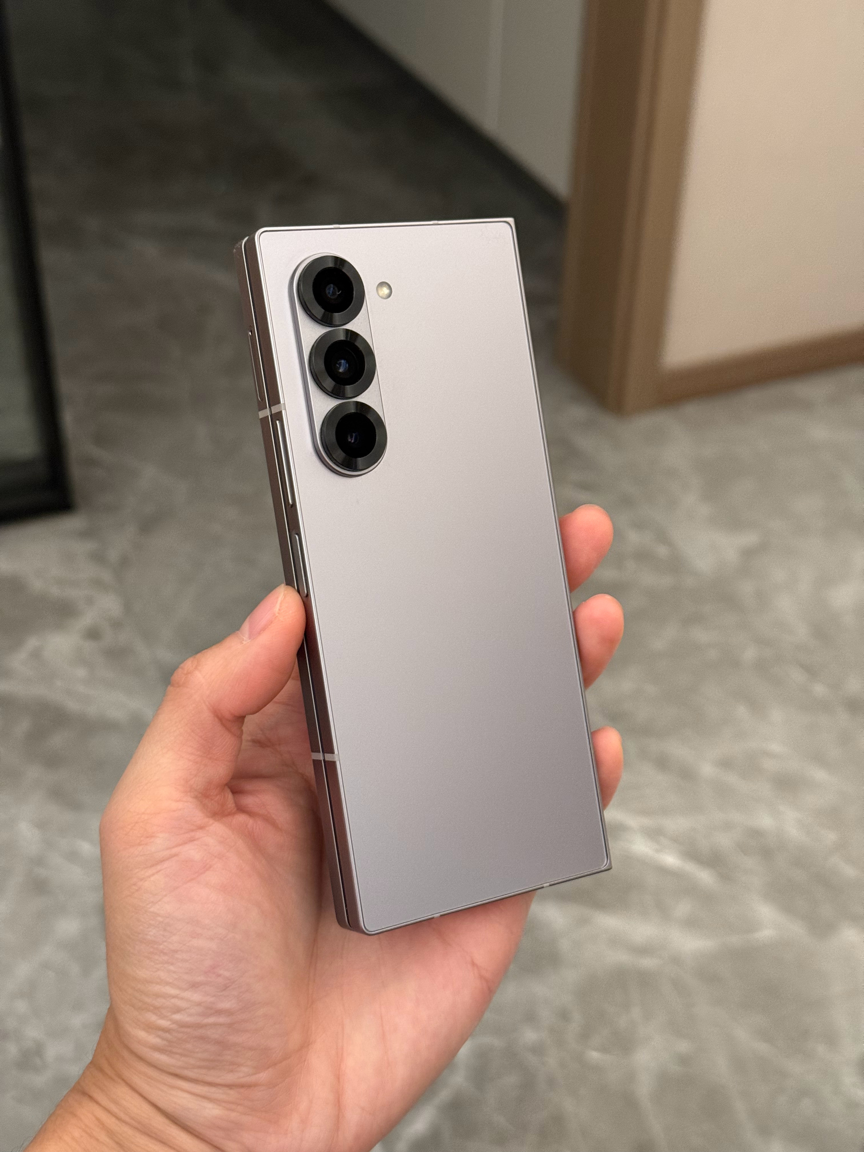 自从开始不套壳就一发不可收拾，最近在尝试三星 Galaxy Z Fold 6 裸