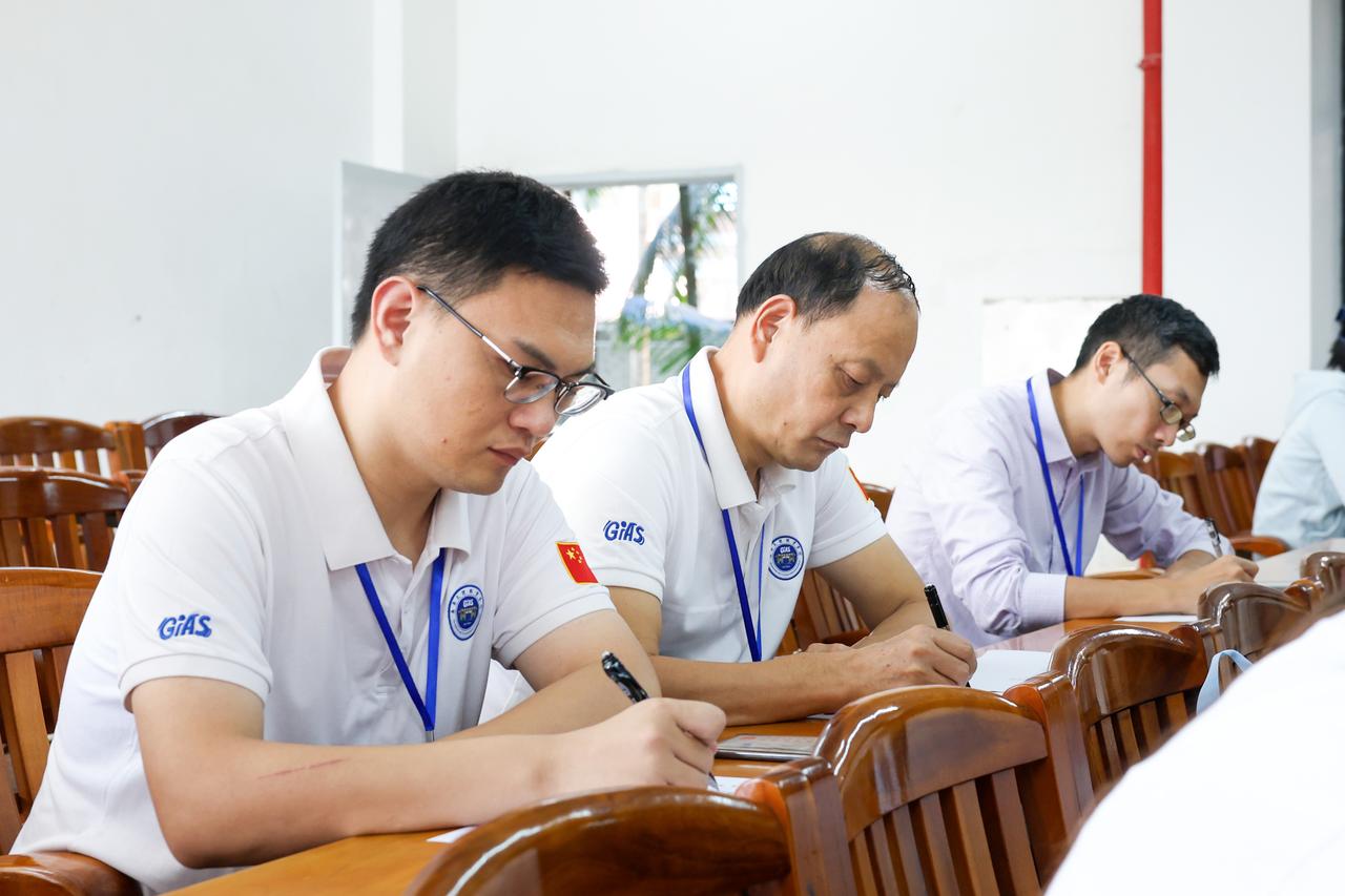 有人发文说，校长不进课堂，教学管理就是"隔空指挥"。

接着，作者给出3个硬核动
