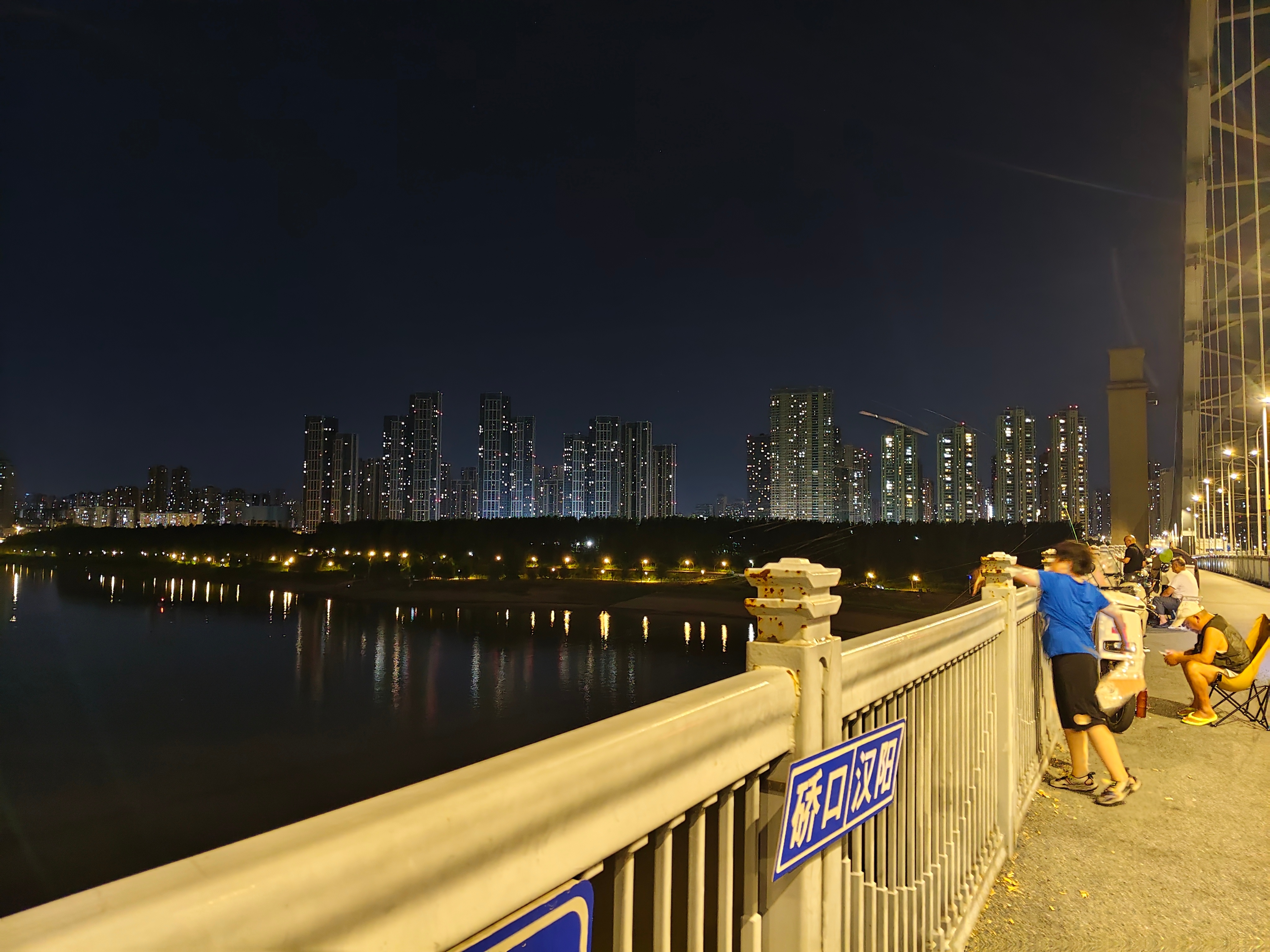 长江上夜晚钓鱼的人 