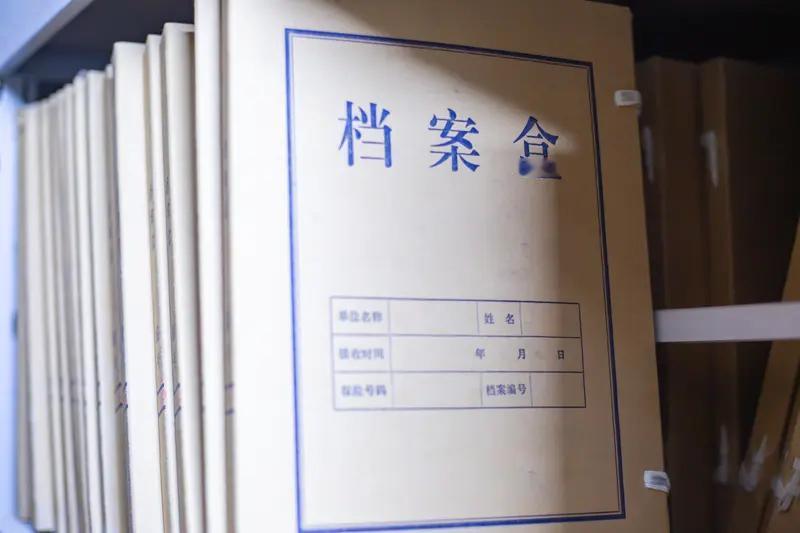 5月4日河南郑州，毕业生用圆通快递寄档案袋被损坏。女子：老师说像被猪啃了一样。快