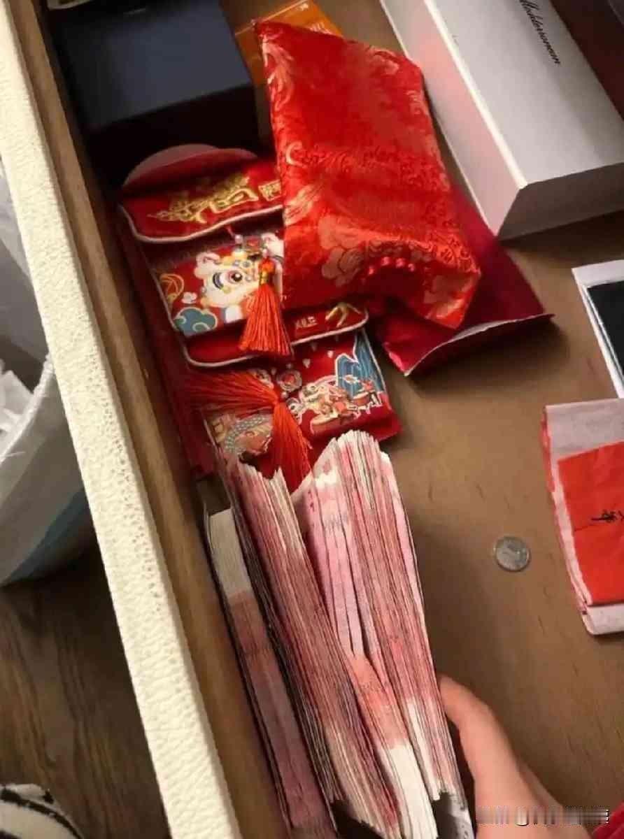 五万块钱，在床头柜里硌得我睡不着觉。
我老伴儿昨天偷偷去银行取了这钱，说是要打仗