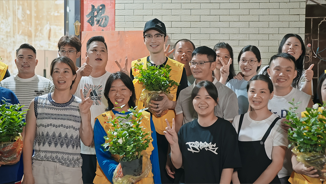 黄晓明为广西救灾志愿者买菜做饭退伍军人参与救灾称若有战召必回被广西救灾现场这些画