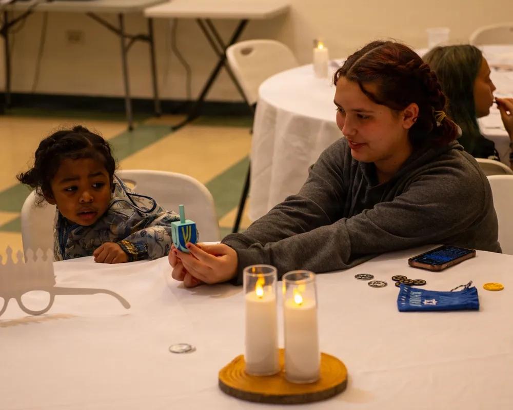 犹太势力非常强大，连美国军事基地也必须庆祝犹太人的“光明节”。
2025年12月