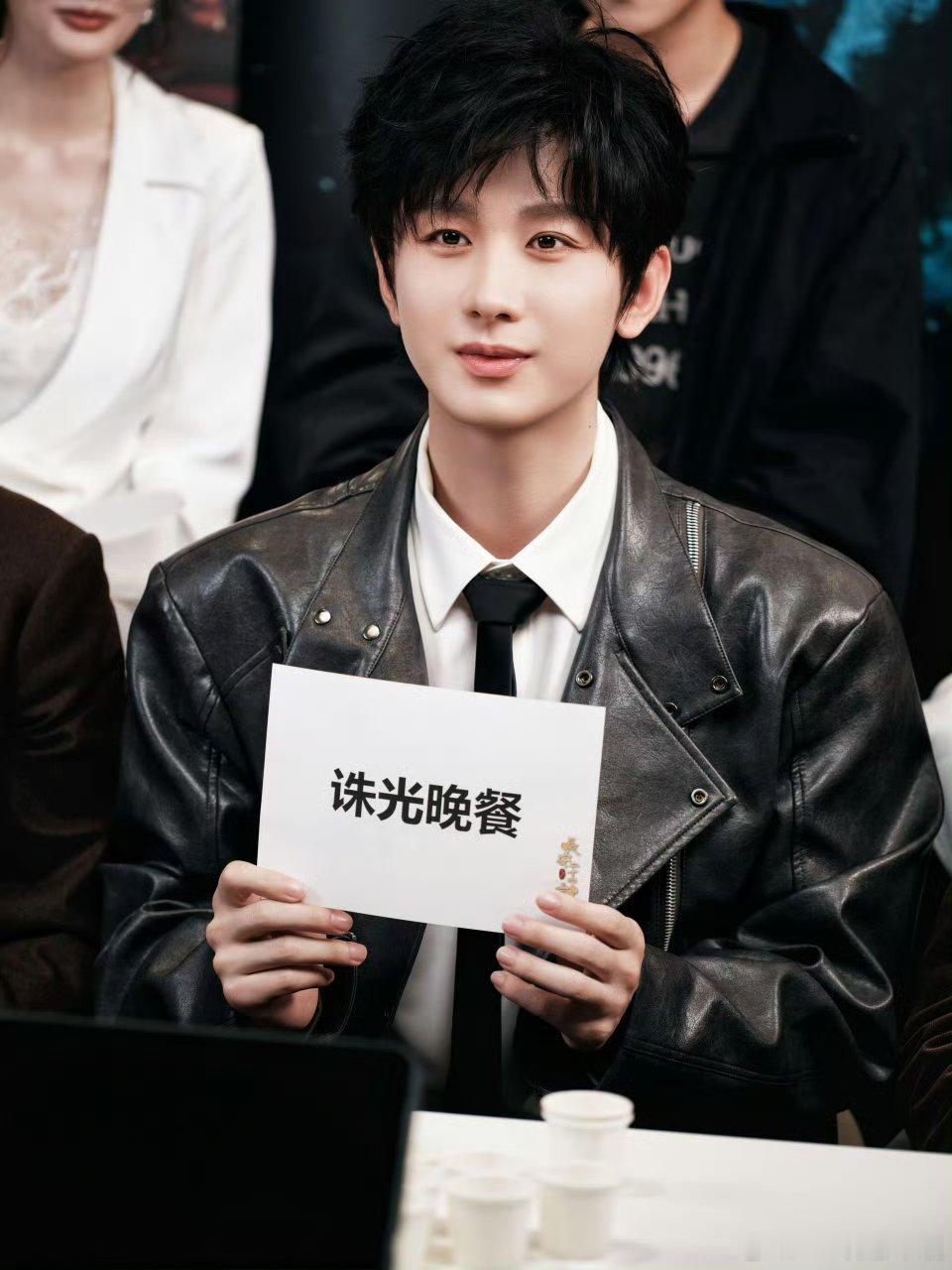 成毅赴山海cy成毅萧秋水李沉舟肖明明成毅用自己的实力与才华，赢得了业内人士和观众