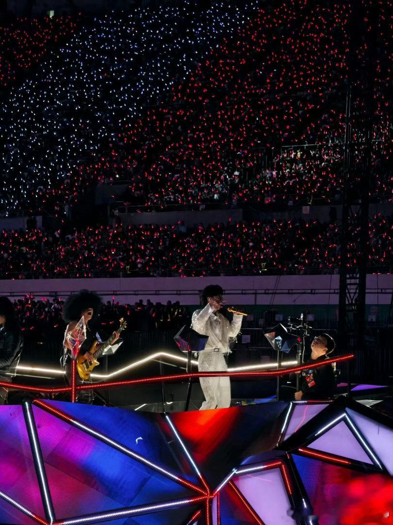 周传雄新巡演首站贵阳 “过完整个夏天，忧伤并没有好一些…” 当在贵阳奥体中心的落