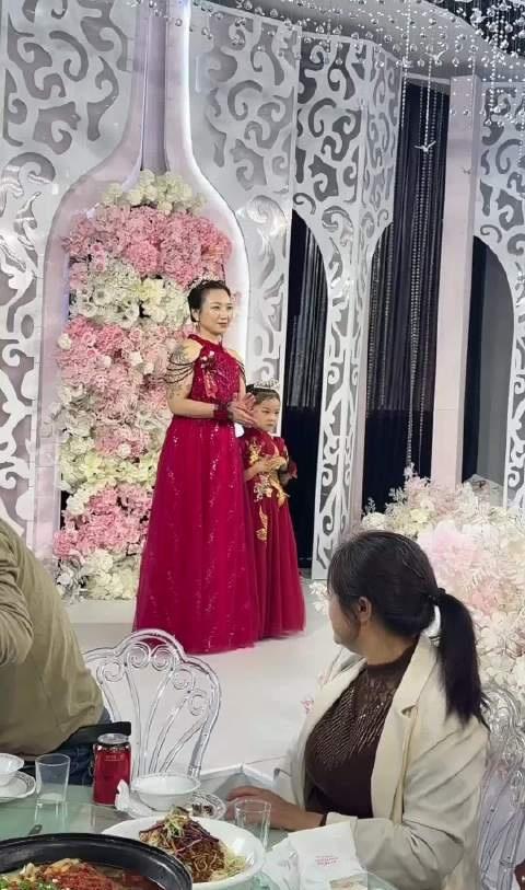 这个世界已经颠成这样了？！
重庆，这男的在前妻孕期出轨这女的，小三不把前妻生的孩