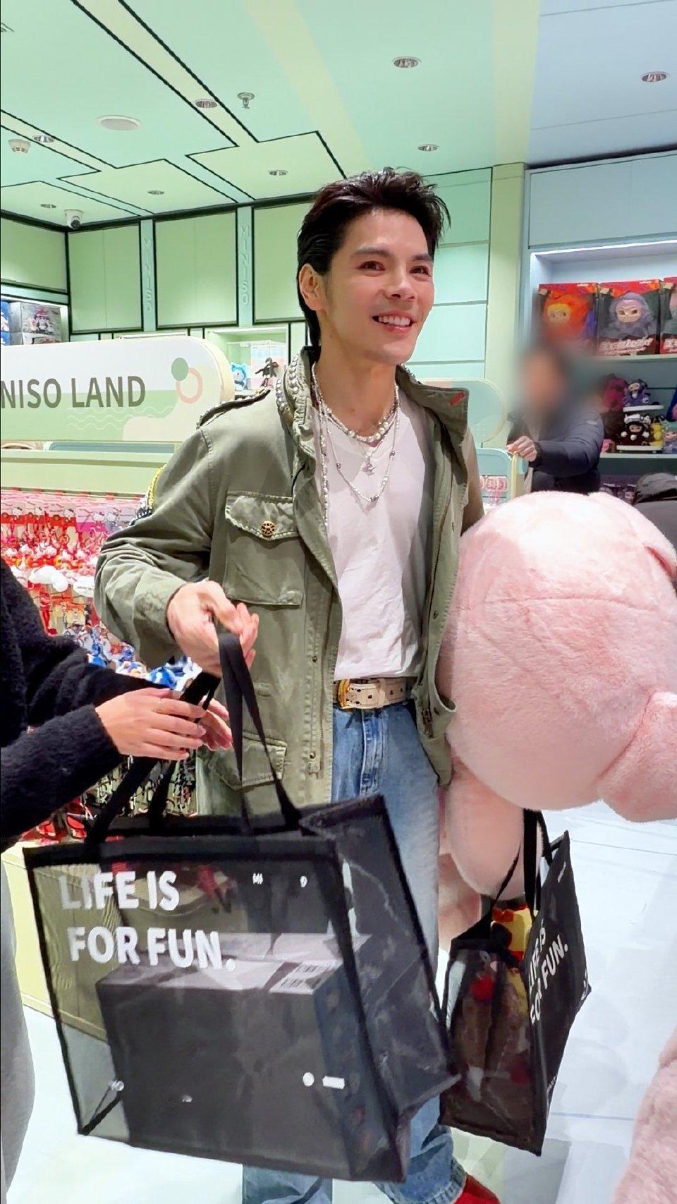 向佐在名创优品的操作也太接地气了！大包小包+拆盲盒，这不就是我逛街的日常吗？巨型