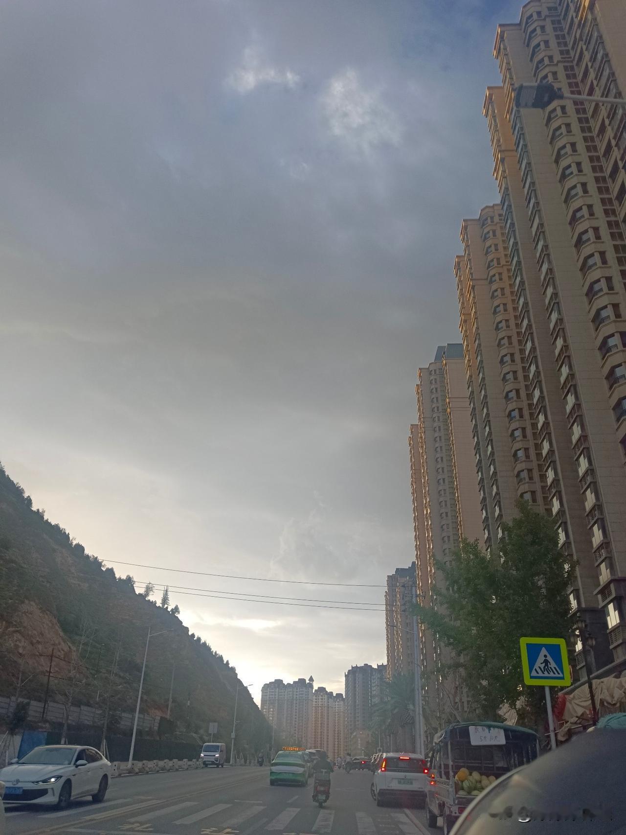 走在兰州的坡坡路上，才懂什么是山城浪漫
 
下班拐进这条熟悉的坡路，右边是连成片