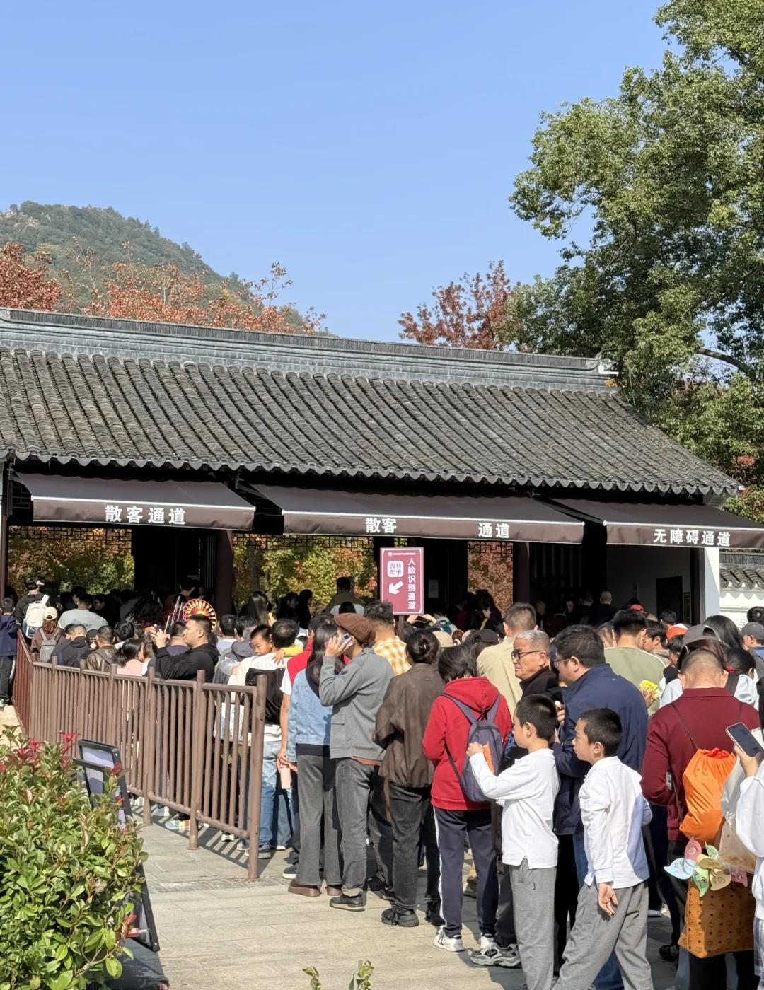 天平山有一亿人
别提了，还没有到门口！
就感觉到了攻打天平山的感觉
人巨巨巨多天