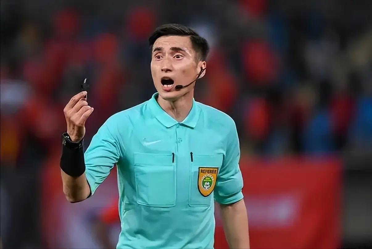 买买提江执法山东泰山和青岛海牛的比赛！
这是明显地来报仇了！
上一次买买提江执法