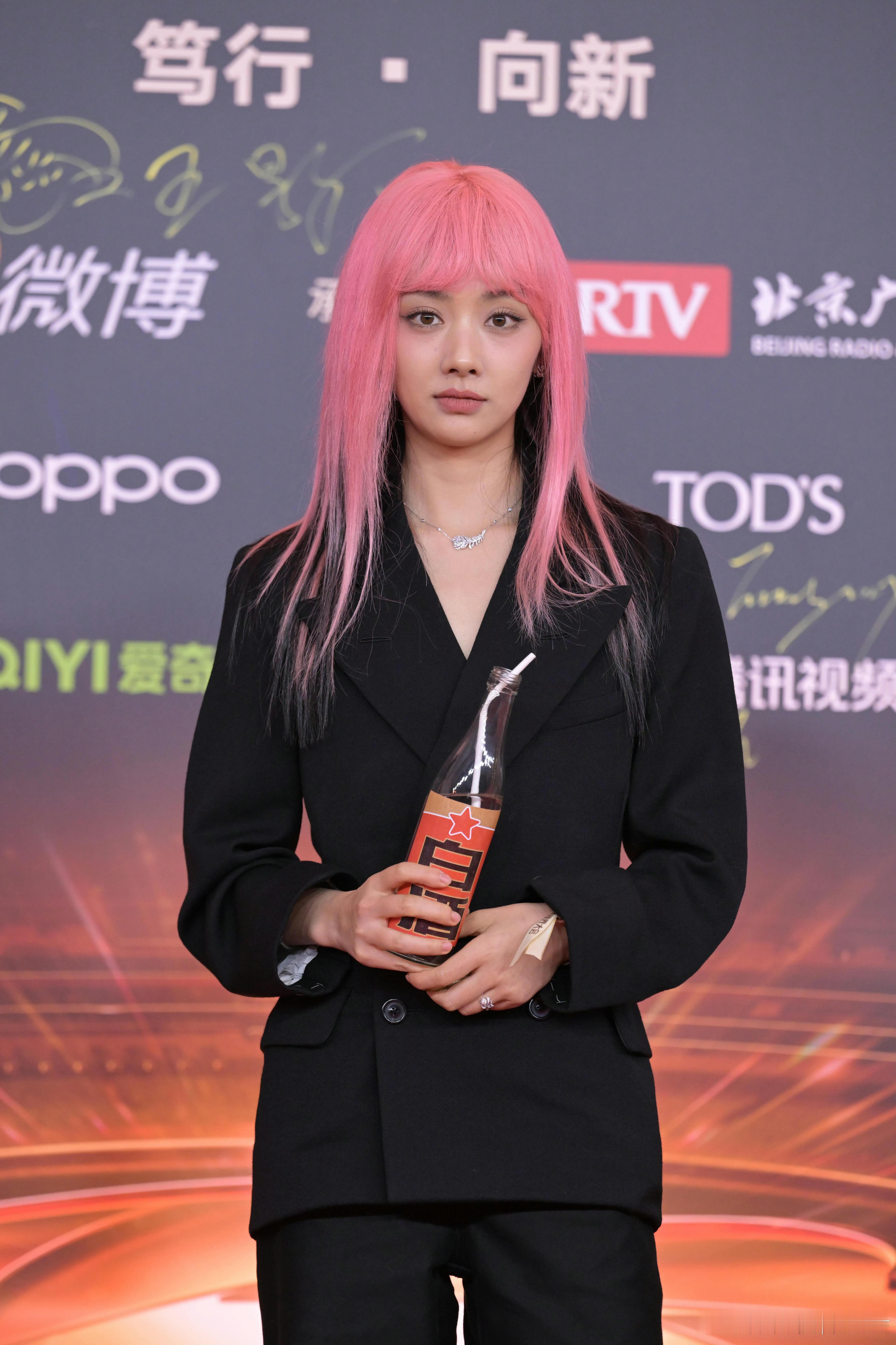 幸好王影璐没几个粉丝，不然工作室得被问候到明年 ​​​