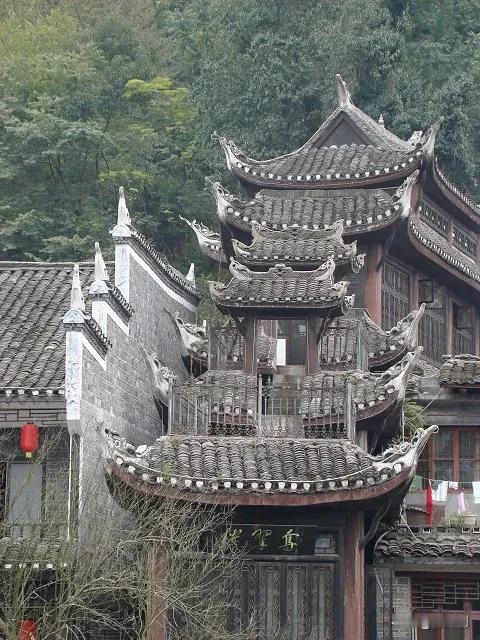 第一次看到，黄永玉的《沁园春.夺翠楼》一首，词曰：
老鹤归来，灰褪残红，越遍激湍