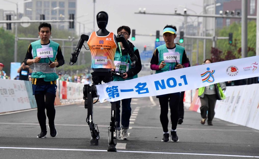 机器人早已告别“裸奔”！2026年北京亦庄半马中，300多台机器人身着定制赛服竞