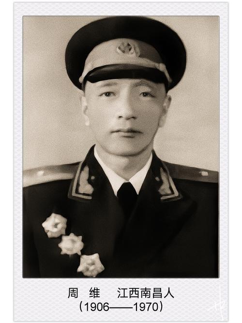 1942年，八路军周彪率机关队伍转移途中，察觉秘书故意走在外侧，还偷偷撒高粱粒。