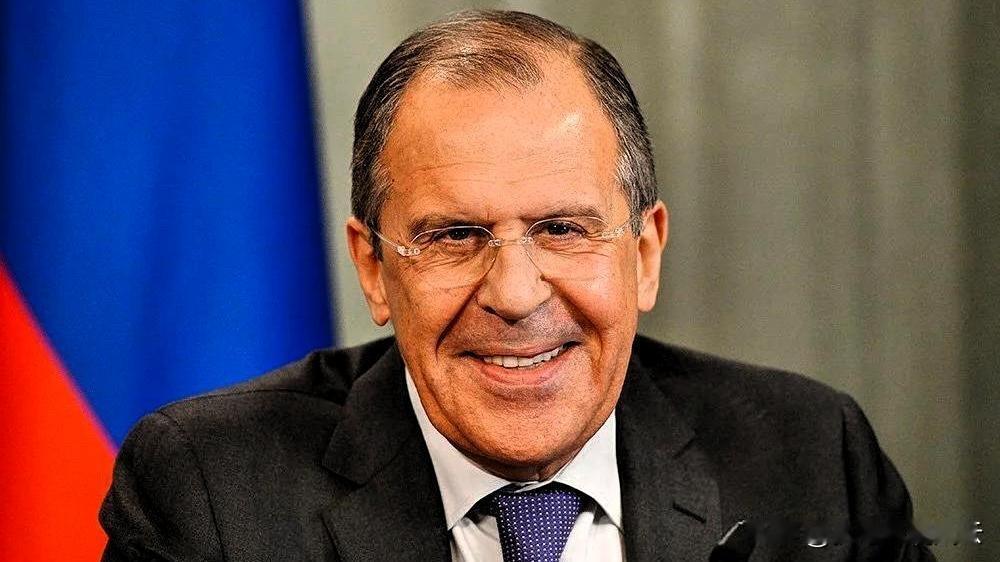 大清早机场出现了意外的一幕：俄罗斯外交部长拉夫罗夫这次来北京，同行的、接机的人一