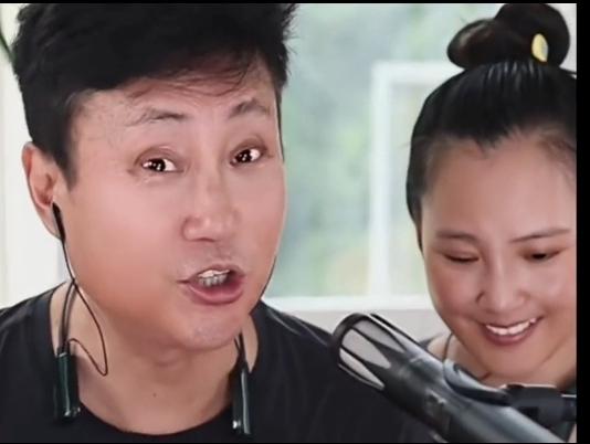 耿老师称贺老师婚前是一名幼儿老师，为人朴素。她户籍在河南，并非北京户口，工资不高