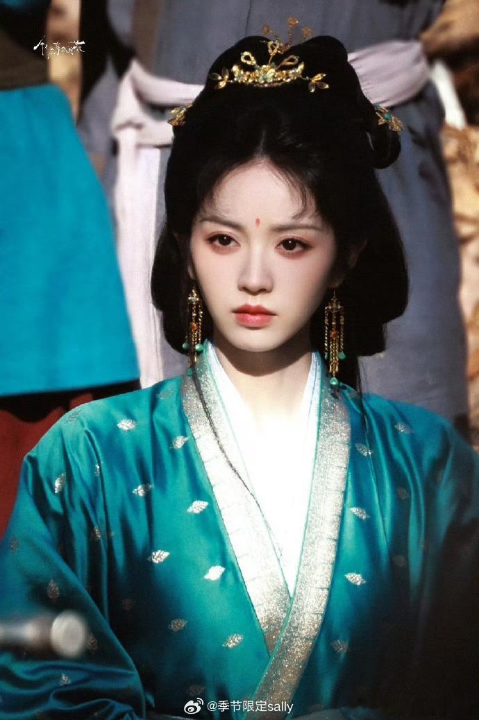 田曦薇嫁金钗路透，好有古韵的造型 