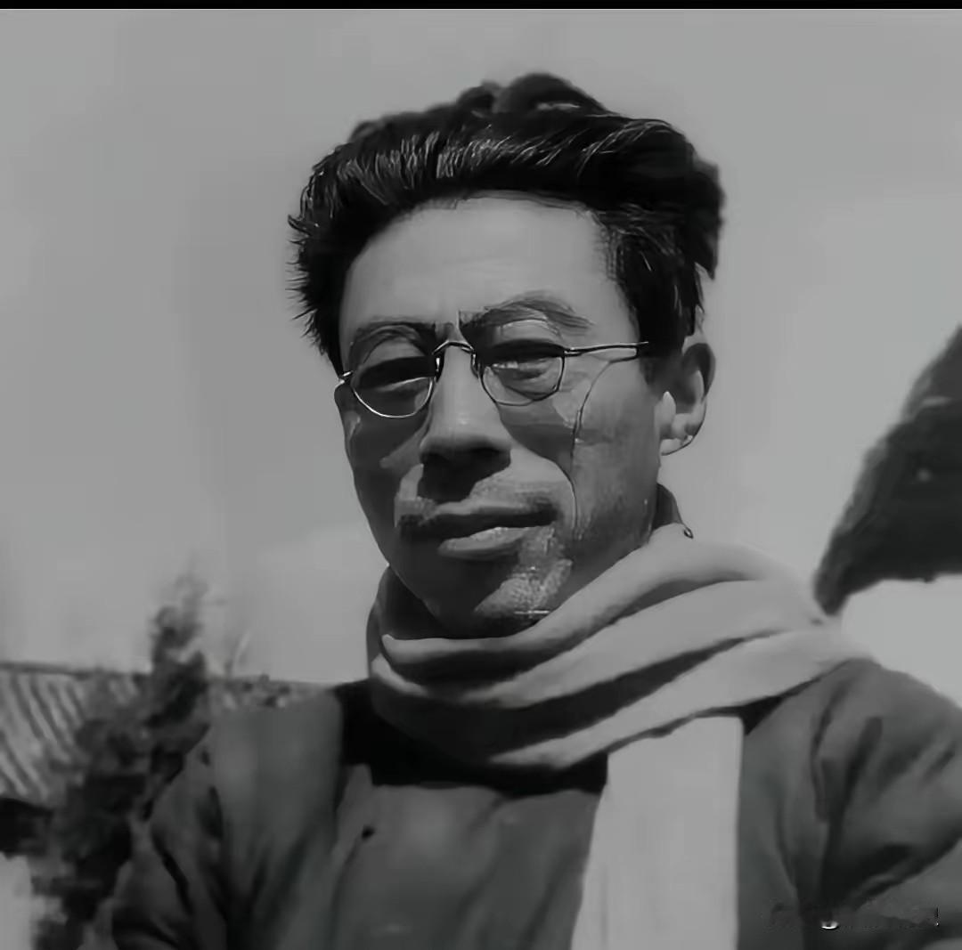 闻一多先生在云南被暗杀时，他的长子奋不顾身扑上去为父亲挡了五个子弹。
​​闻立鹤