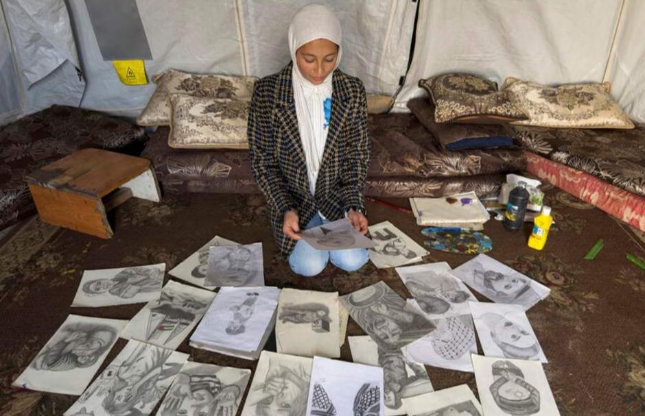 木炭为笔，战火为墨：15岁加沙少女的血色画作
 
饥荒与导弹交织的加沙，15岁少