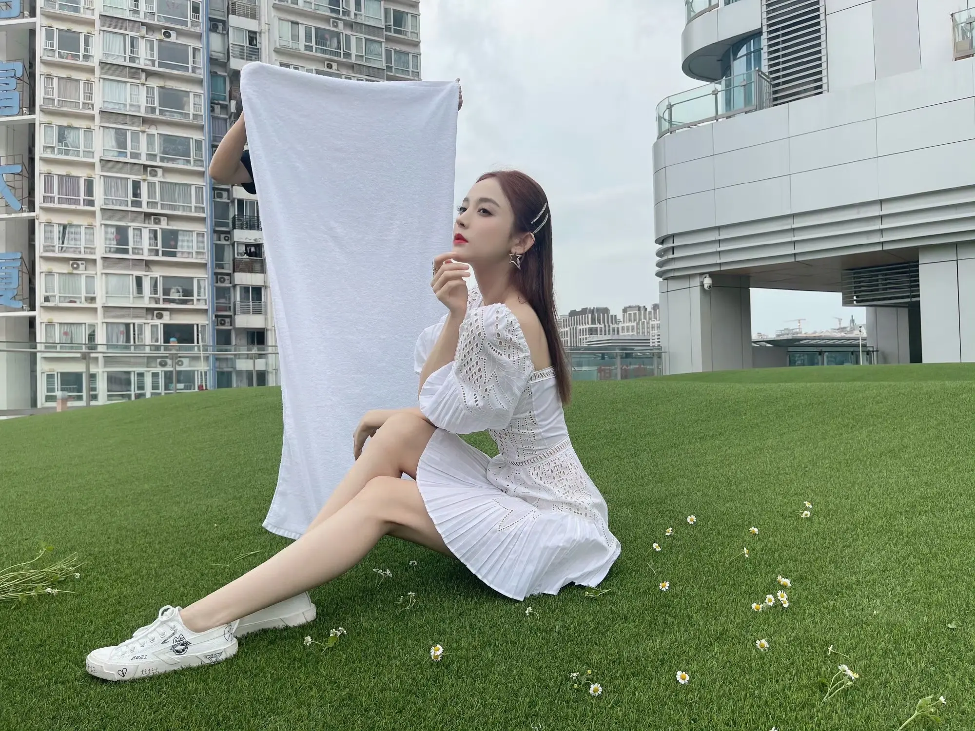 娜扎：强者从不抱怨环境。没有反光板 拿条浴巾照样出片