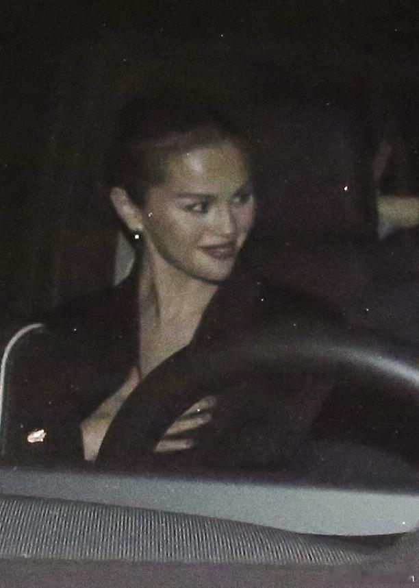 Selena Gomez赛琳娜戈麦斯和未婚夫Benny blanco在洛杉矶外出