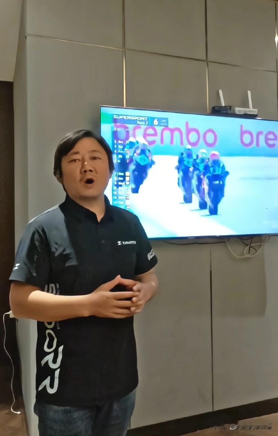 原因出来了，我怀疑过轮胎出问题，也怀疑过人车磨合问题，但当德比斯第一圈就被迫滑向