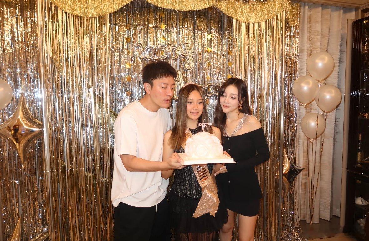 甜馨和爸爸妈妈生日合照甜馨生日晒一家三口合影这组照片真的看一次感动一次。谁说离婚