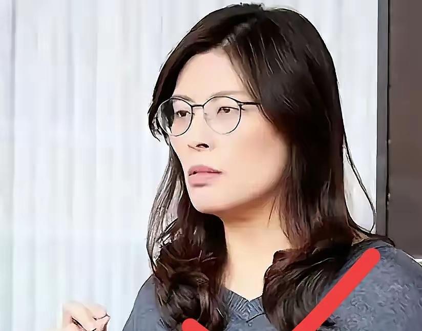 她到美国，欢迎她的都是华人面孔。说不定还是打前站的，特意安排撑门面的。
去之前，