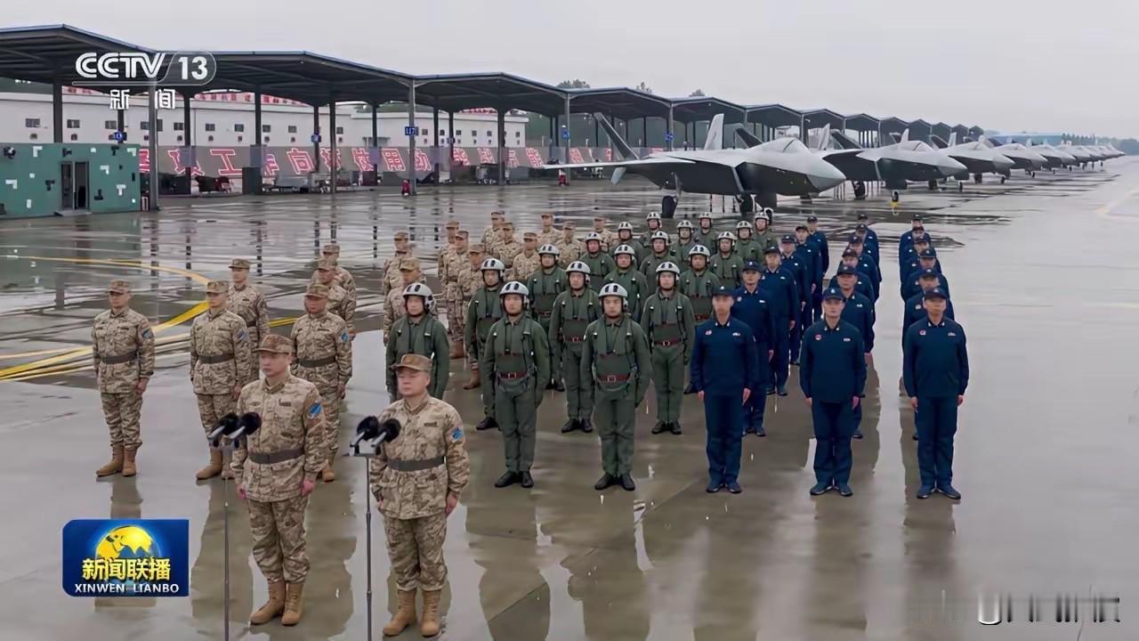 10架歼-20A亮相，桂林山水甲天下！
桂林上空直接亮出10架歼-20A，这是今