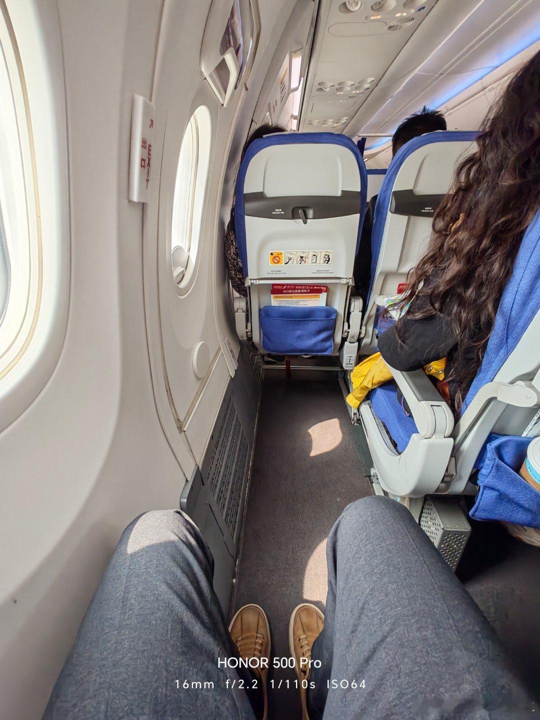 出差必备，蒸汽眼罩、降噪耳机和无人出租车。 