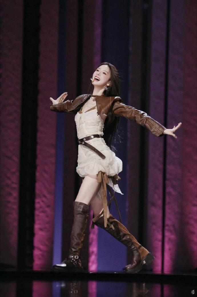 陈瑶陈瑶十年的瑶妹第一次成为姐姐乘风2026岁月沉淀温柔蜕变，从瑶妹到姐姐，陈瑶