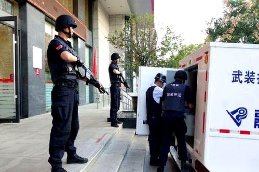 每天早上路过银行门口，你肯定见过这阵势：防弹运钞车一脚急刹停稳，车门猛地推开，几
