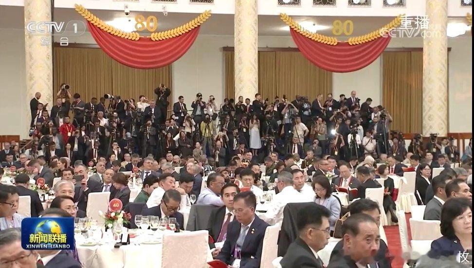 九三盛大阅兵 昨天的招待会，眼尖的你看到了汪文斌大使和金同志的妹妹吗[笑cry]
