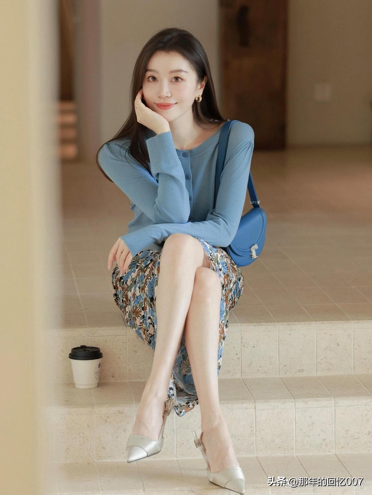 咖啡相伴的午后，穿上优雅蓝调的穿搭，简直太惬意。蓝色真是个神奇的颜色，理性又智慧