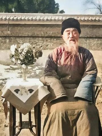 1950年，林彪的父亲林明卿，坐在北京的寓所门口，留下了这一张照片，当时的他已经