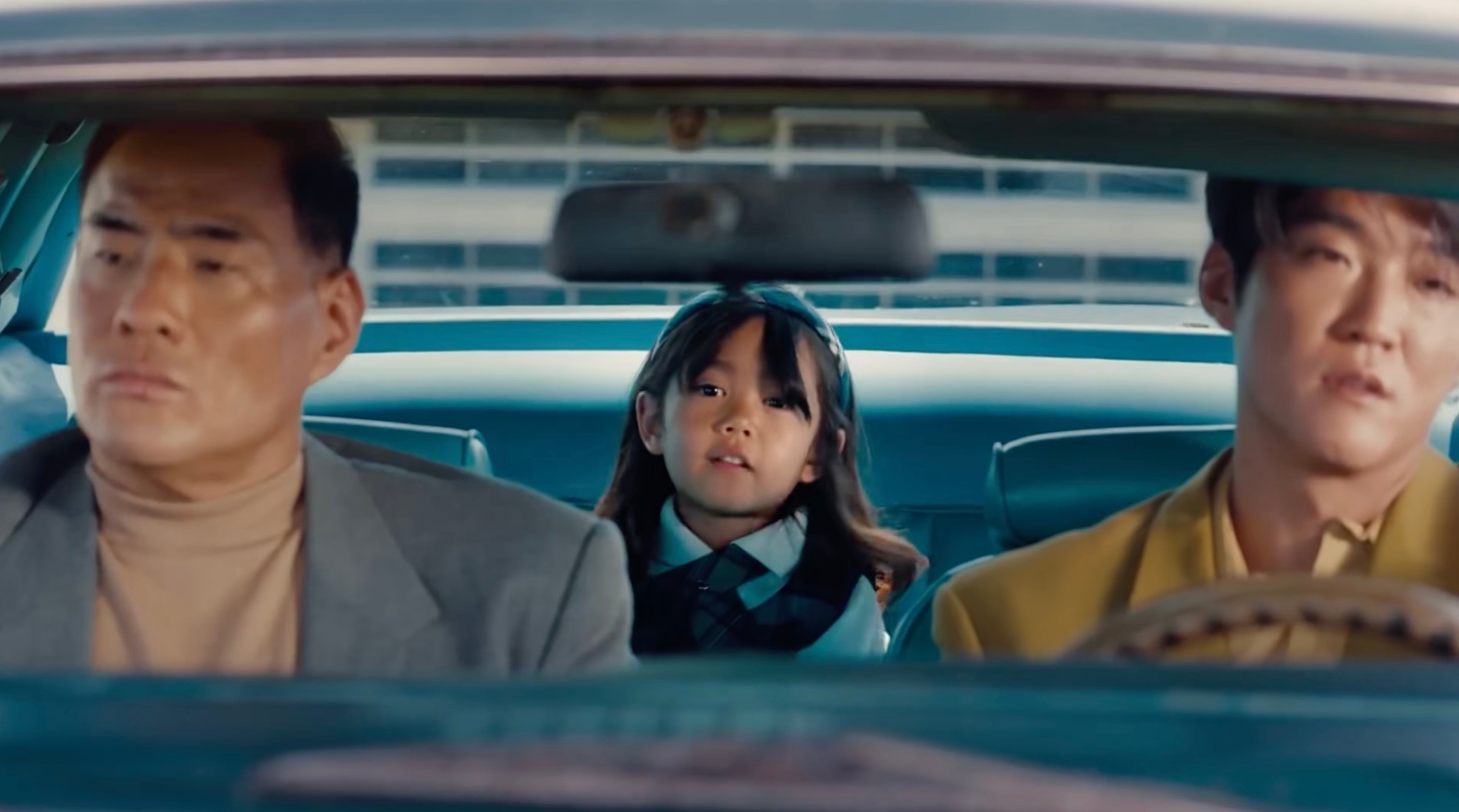 Jennie新歌Mantra MV开头，那个在车后座唱歌摇摆的小女孩，致敬了经典