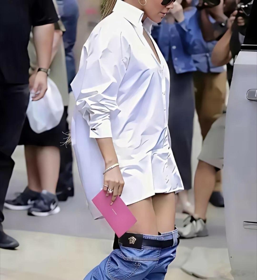 仔细一看，原来是一双靴子 