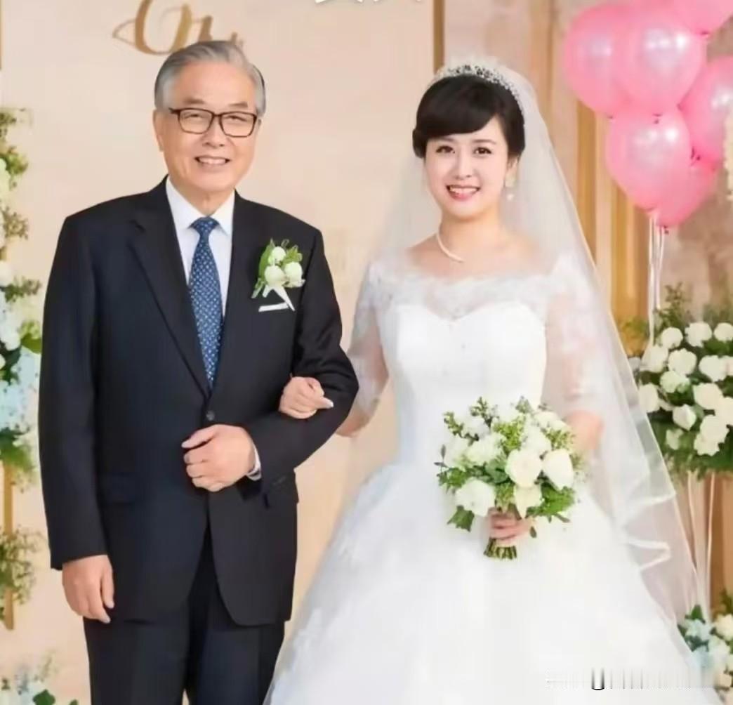 观老夫少妻婚事有感

华霜白发对红妆，千万聘财作聘章。
莫叹年光相隔远，只因金帛