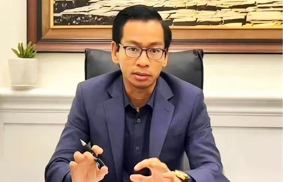 这事儿就特有意思。

美国那边刚把制裁的大棒子挥起来，点名道姓地列了10个在柬埔