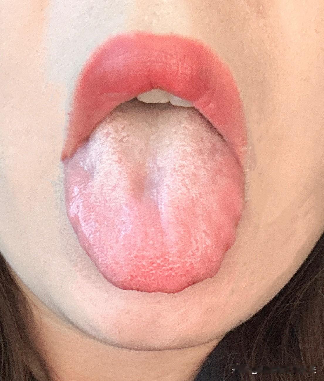 大妹子赶快收手吧，你连吃的饭菜都吸收不了，再吃补药也是九牛一毛！

这个舌头就比