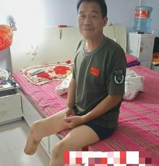 80年代，对越自卫反击战中的二等功臣张桂福，下岗后靠捡废品为生，和妻子离婚后，独