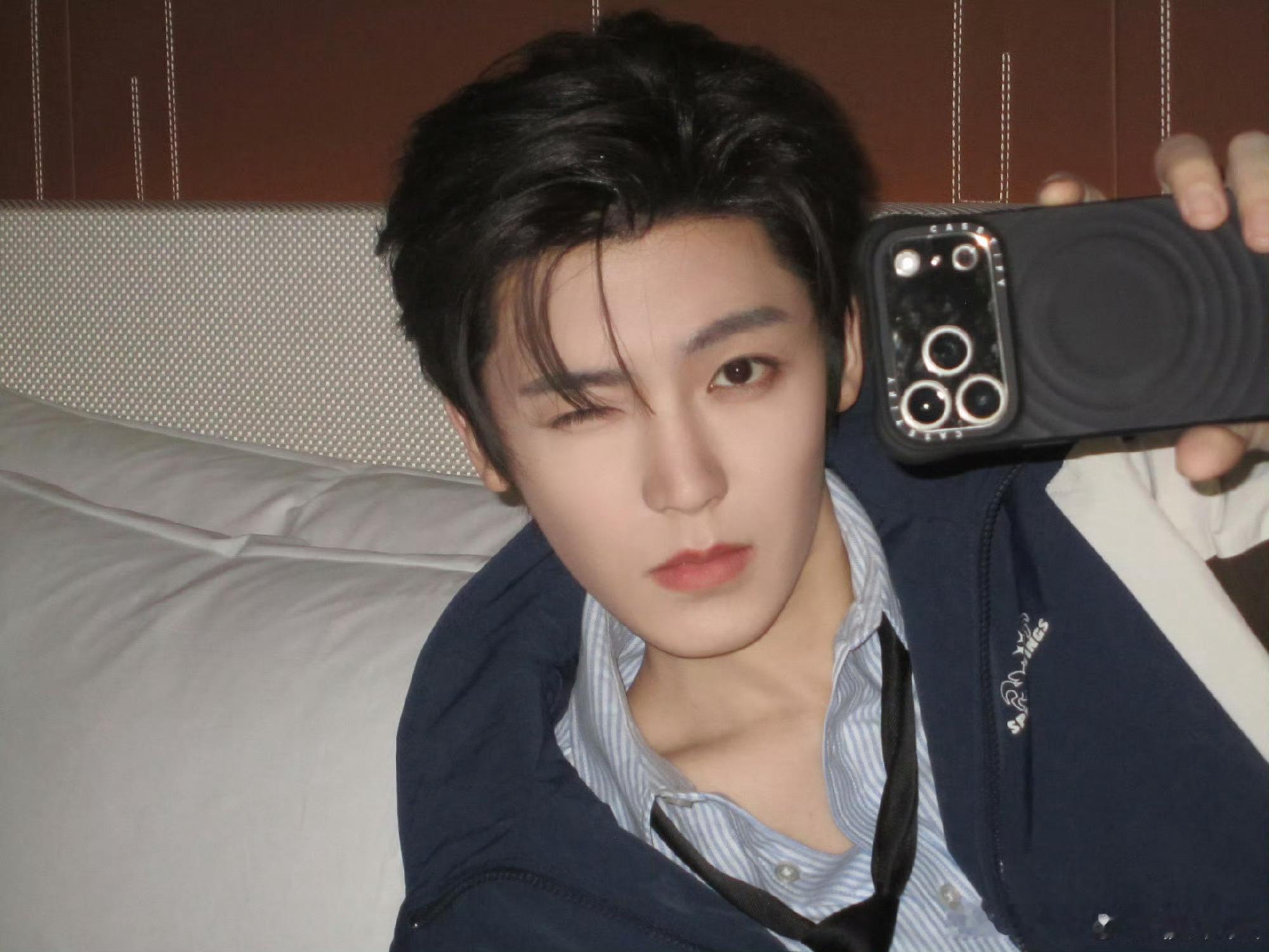 侯明昊大粉要求他健身增肌，拒绝水煮蛋审美，要看到正常男性面部轮廓