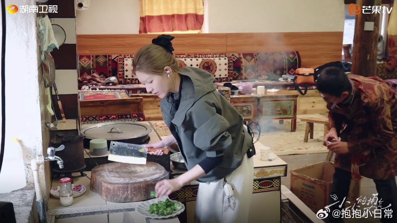 赵露思沉浸式备菜 跟着赵露思学做铁锅炖鸡，从切鸡肉到准备调料，每一步都讲得超细致