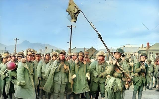 1946年9月，大批解放军战士被蒋军俘虏，但解放军战士显然不服气。他们的武器装备
