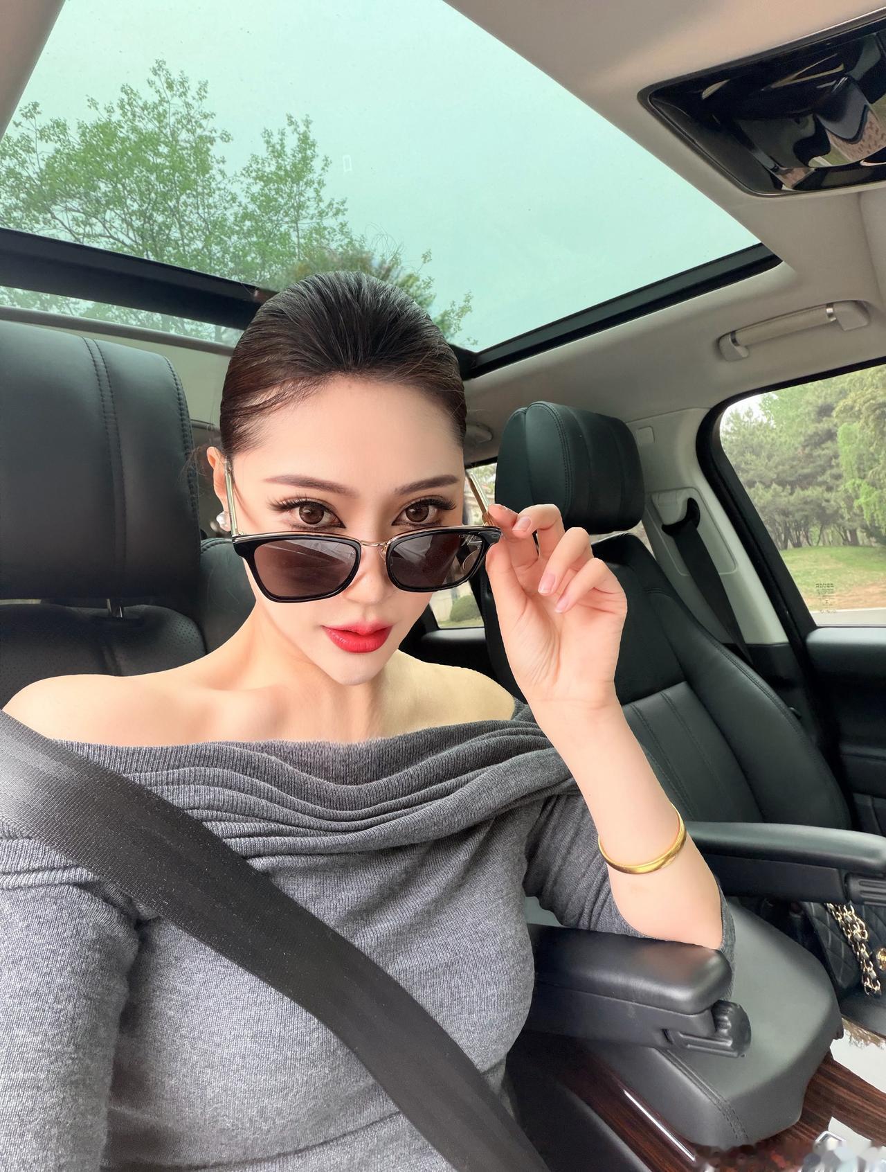 感觉自己特别型啊🕶️💋
OOTD超话日常分享御姐时尚穿搭超话记录生活今日穿搭