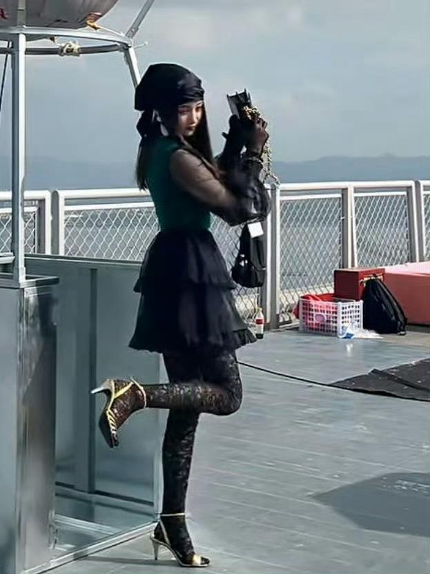 #关晓彤黑蕾丝造型#让我不敢恭维，明明颜值和身材不差，却造型不尽人意。就这黑蕾丝