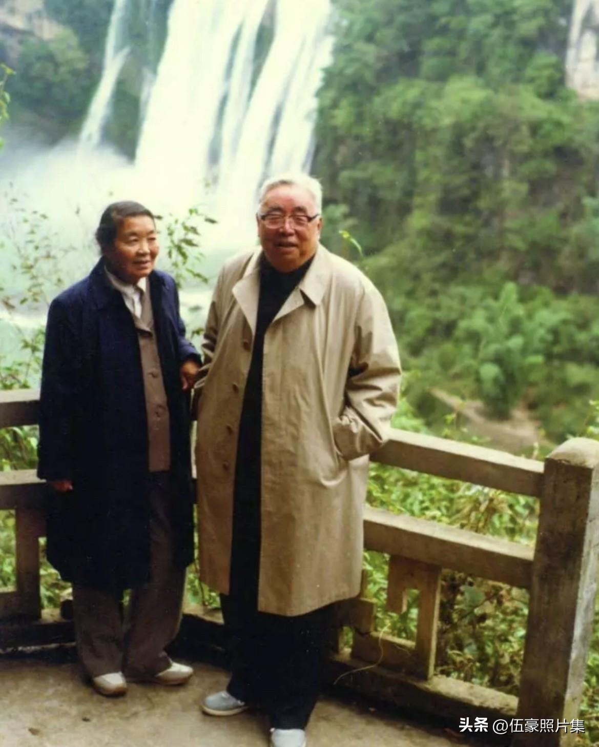 1986年10月，杨易辰与夫人肖塞在贵州黄果树瀑布合影。1941年8月，时任中共